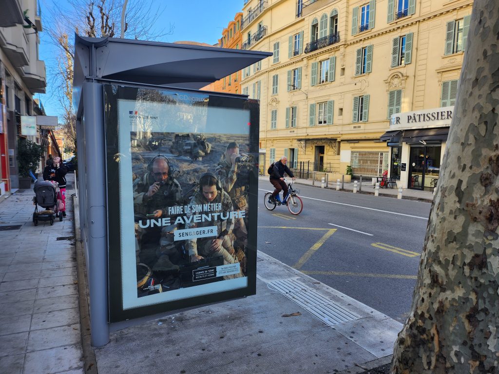 프랑스 전국적 군인 모병 광고 설치