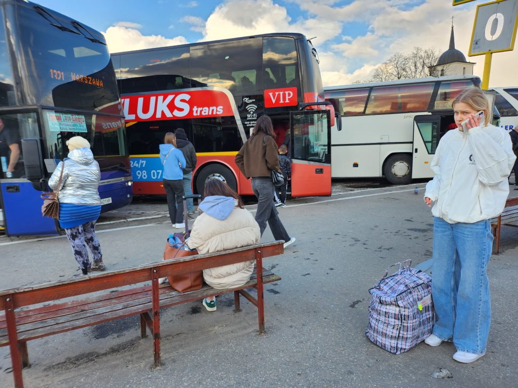 폴란드 국경도시의 한 국제버스 정류장에서 우크라이나 여성이 통화를 하고 있다