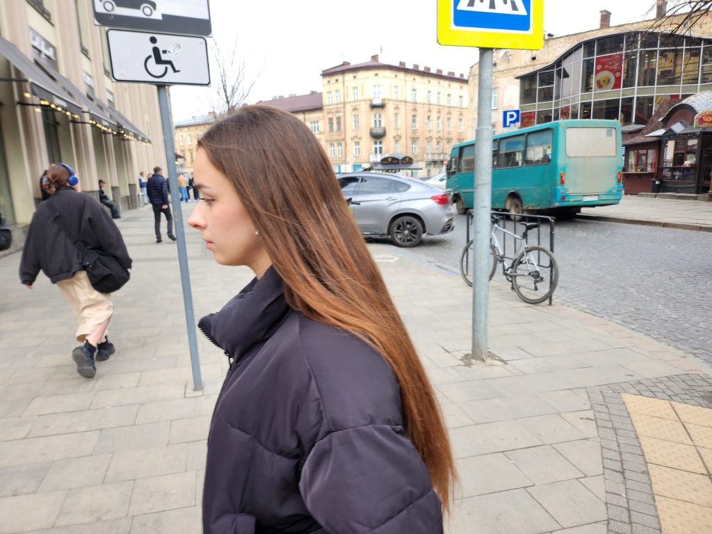 한가한 우크라이나 르비우 시내 모습, 2024년 4월, 한소녀가 걷고 있다