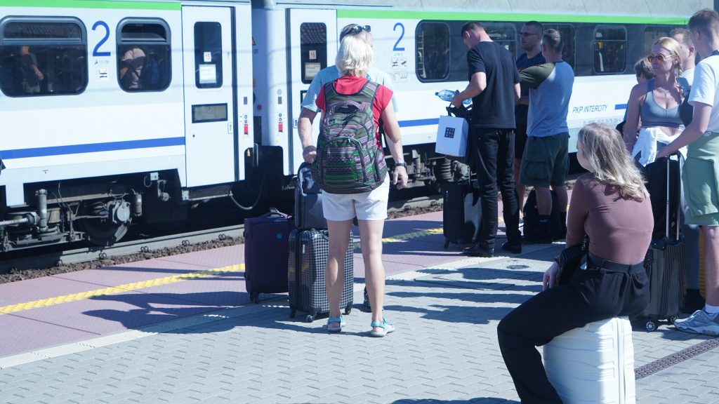 폴란드 역에서 자국 열차를 기다리는 우크라이나 여행객