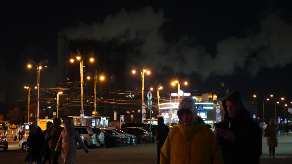 새벽에 출근하는 사람들… 대부분 중장년층, 키이우 중앙역 지하철 입구