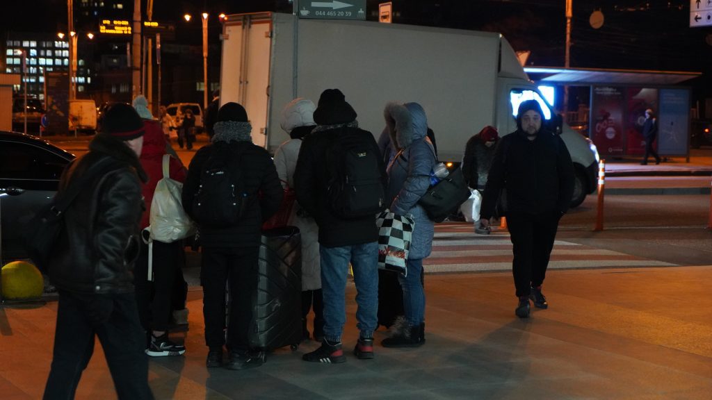 새벽에 출근하는 사람들… 대부분 중장년층, 키이우 중앙역 지하철 입구