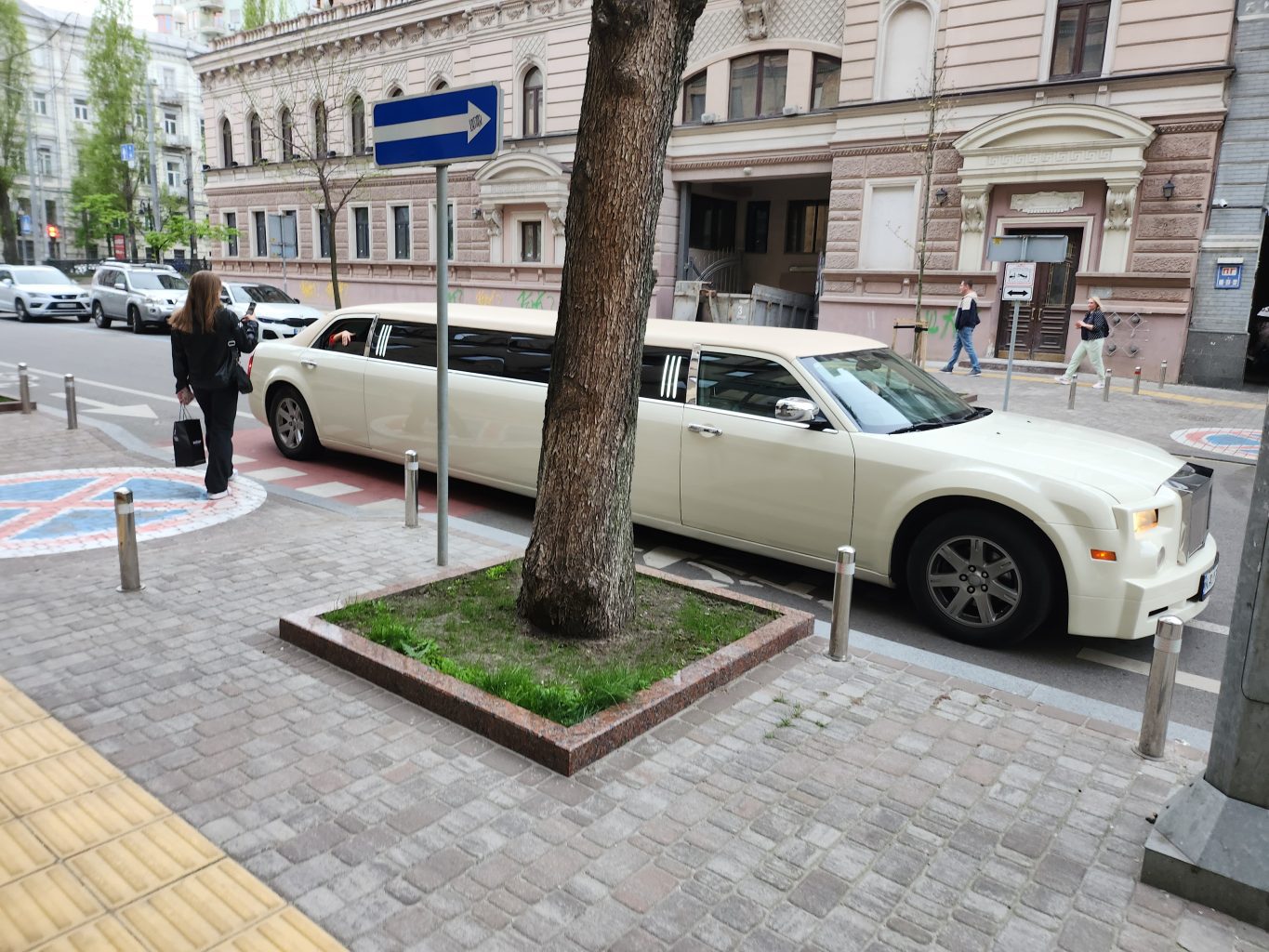 우크라이나 2024년 4월 키이우, 시내에 다시 등장한 부자 리무진